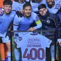 Justiniano posa con la camiseta con el número 400 estampado en la camisera conmemorativa.