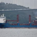El carguero ruso Ursa Mayor escorado en el mar Mediterráneo tras la explosión.