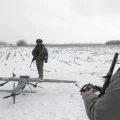 Militares ucranianos del Batallón de Policía de Operaciones Especiales se preparan para lanzar un dron.