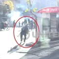 Un hombre enciende un cachorro de dinamita durante las protestas en La Paz