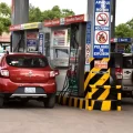 Motorizados, prestos a cargar combustible en una estación de servicio de Cochabamba.