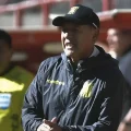 Sixto Vizueta observa las incidencias del partido en Villa Ingenio.