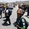 Mineros durante el desbloqueo, instalado por el transporte pesado en Suticollo.