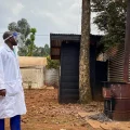 Un trabajador médico comprueba la zona de cuarentena del Hospital Matanda en Butembo, donde murió el primer caso de ébola, en
