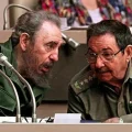 Fidel Castro junto a su hermano Raúl