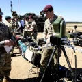 Soldados europeos durante ejercicios de prueba de un sistema de alerta de la OTAN contra ataques con drones, en Lituania.