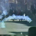 Enfrentamientos entre manifestantes y efectivos en la avenida Juan Pablo II.