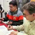 Firma de acuerdo entre el Gobierno y la COR de El Alto, este 16 de mayo.