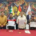 El presidente Rodrigo Paz en medio de dirigentes de la COR y otras autoridades nacionales.