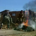 Integrantes de las Fuerzas Armadas desbloquean una carretera este sábado, en Calamarca.