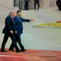 El presidente estadounidense Donald Trump camina junto al presidente chino Xi Jinping a su llegada al Gran Salón del Pueblo e
