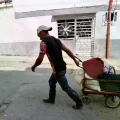 Una persona camina con una carretilla el pasado 14 de mayo en La Habana, Cuba.