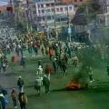 Manifestantes participan en una protesta para exigir la renuncia del presidente boliviano, Rodrigo Paz Pereira, en la ciudad