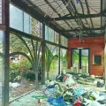 Personas duermen entre la basura que se deposita en las paradas del BRT