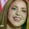 Shakira, conocida por éxitos como Hips Don't Lie y Waka Waka.