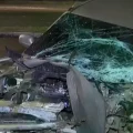 Estado en el que quedó el vehículo que impactó contra un poste de alumbrado público