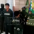 Imagen de seguridad muestra a uno de los jóvenes descendiendo de una motocicleta para cometer el asalto.