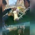 Captura de video muestra a un adulto mayor con el rostro ensangrentado siendo auxiliado en La Paz.