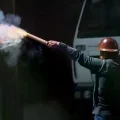 Un manifestante se enfrenta con la policía durante una protesta en La Paz.