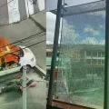 A la izquierda el vehículo policial en llamas. A la derecha se observan ventanas dañadas de Mi Teleférico.