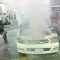 Vehículo policial quemado durante las protestas en La Paz