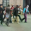 Una de las personas, momentos antes de ser trasladada a un centro de salud