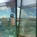 Vidrios destrozados de la estación Naranja del Teleférico