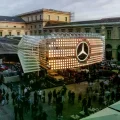 Un empleado trabaja en un modelo Mercedes CLA en la línea de producción en Rastatt, Alemania.