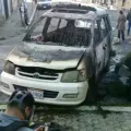 Una patrulla policial quemada durante las protestas.