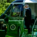El presidente Donald Trump aborda el helicóptero presidencial Marine One en el jardín sur de la Casa Blanca en Washington.