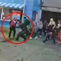 Momento en que manifestantes agreden a un policía en la línea celeste del teleférico.