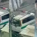 Momento en el que prenden fuego al vehículo policial