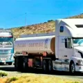 Camiones cisternas con combustibles varados en la carretera.