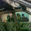 Un vehículo policial incendiado en pleno centro paceño