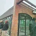 Guardias municipales vigilan las estaciones del BRT tras los destrozos.