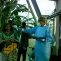 Una mujer es sometida a un control de temperatura en la frontera entre Congo y Ruanda.