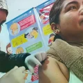Dayana y su niña ya están protegidas contra la gripe.