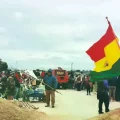 Comunarios de San Julián interrumpen el paso de vehículos desde hace seis días.
