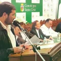 Stello Cochamanidis dirigió la Asamblea de la Cruceñidad durante la lectura de las cinco resoluciones.