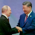 Xi Jinping recibe a Putin durante su último encuentro en agosto de 2025.