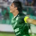 El boliviano festejando un gol con la camiseta de Oriente.