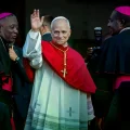 El Papa León XIV saluda a fieles.