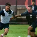 Robson intenta superar a Chávez en la práctica del lunes en Flamengo.