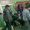 El momento en que llegaban a la FELCC algunos de los arrestados.