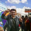 El senador Nilton Condori (centro)