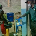 Varias personas se lavan las manos a la entrada de un hospital en Bunia, Congo.