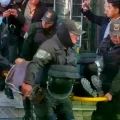 Efectivos policiales tras los enfrentamientos.