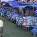 Los mercados en la ciudad de La Paz se encuentran desabastecidos debido a los bloqueos de caminos.