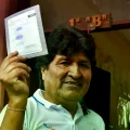 Evo Morales durante una votación en 2025, según imagen de Reuters.