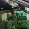 Un vehículo de la Policía fue quemado el lunes durante la movilización de personas que piden la renuncia del presidente Paz